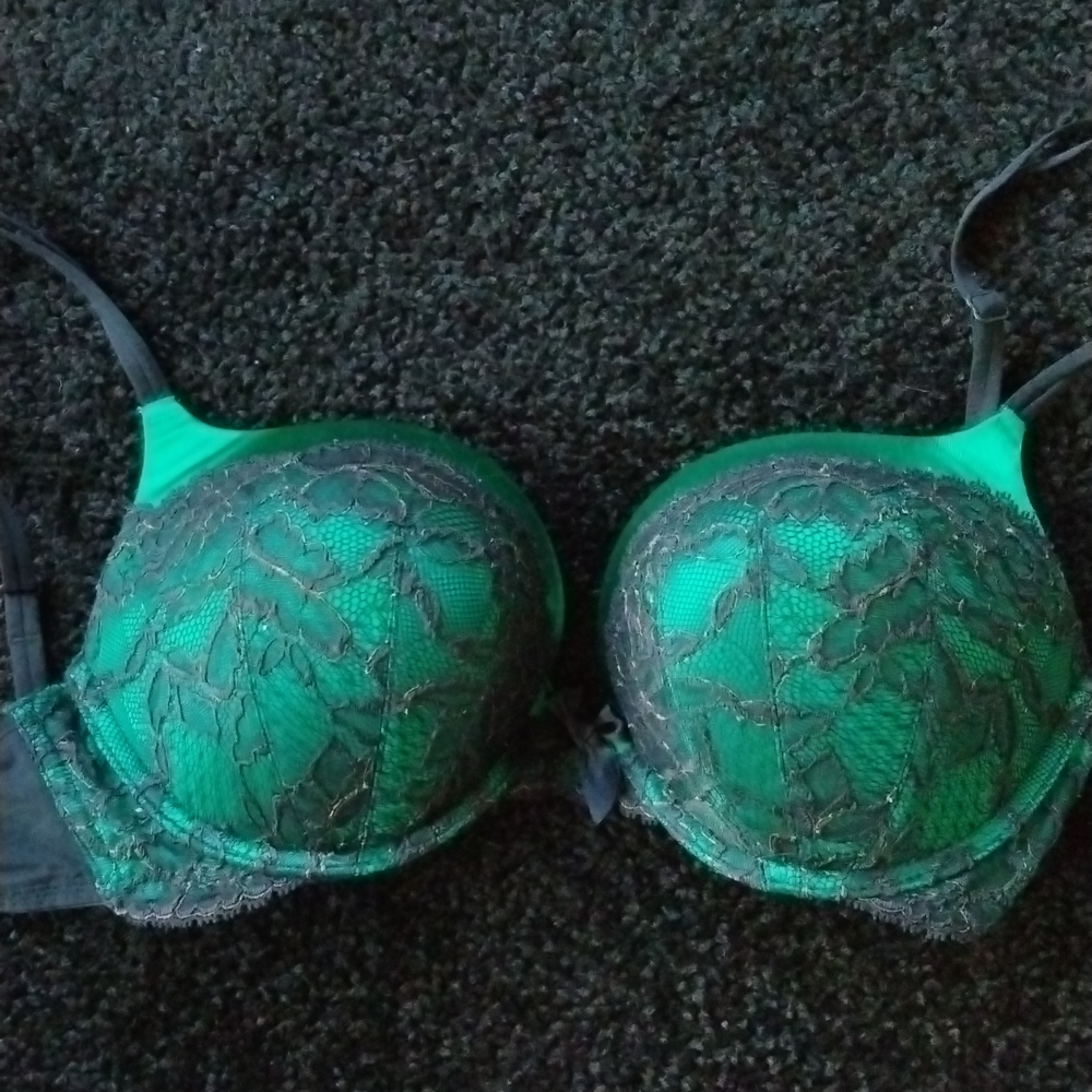 Beautiful green and black Victoria's secret bombshell bra size 36C